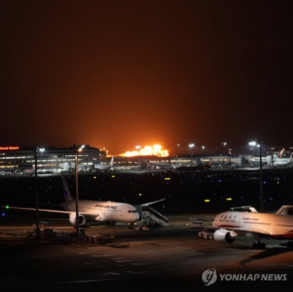 ▲2일 저녁 일본 하네다공항 활주로에서 화재가 발생해 화염이 타오르고 있다.  (출처=연합뉴스)