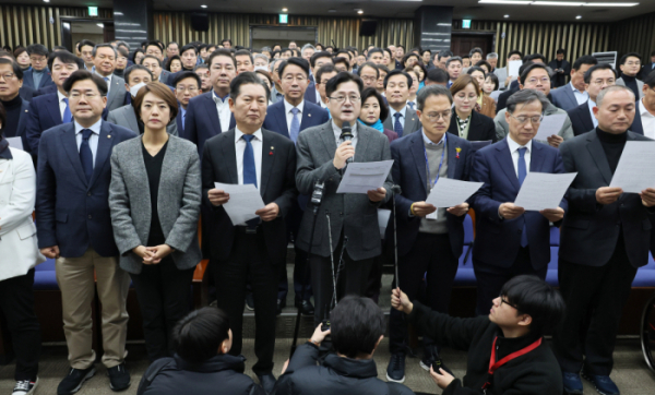 ▲<YONHAP PHOTO-1356> 비상의원총회 뒤 입장문 발표하는 홍익표 원내대표    (서울=연합뉴스) 이정훈 기자 = 더불어민주당 홍익표 원내대표가 3일 오전 국회에서 비공개 비상의원총회를 마치며 당 대표 피습과 관련해 입장문을 발표하고 있다. 2024.1.3    uwg806@yna.co.kr/2024-01-03 11:45:09/<저작권자 ⓒ 1980-2024 ㈜연합뉴스. 무단 전재 재배포 금지.>