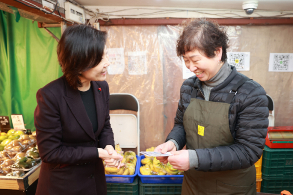 ▲오영주 중소벤처기업부 장관(왼쪽)이 3일 서울 용산구 용산용문시장을 방문해 시장 상인과 소통하고 있다. (사진제공=중소벤처기업부)