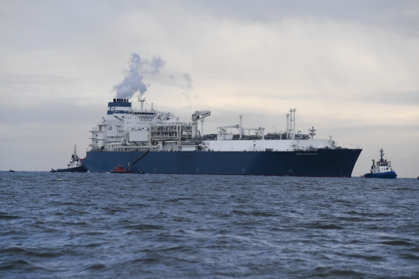 ▲2022년 12월 15일 독일의 부유식 액화천연가스(LNG) 저장·재기화설비(FSRU) 선박 ‘호그 에스페란자’가 빌헬름스하펜 항구 LNG 터미널로 들어오고 있다. 빌헬름스하펜(독일)/AP뉴시스
