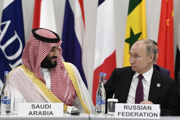 ▲무함마드 빈 살만(왼쪽) 사우디아라비아 왕세자와 블라디미르 푸틴 러시아 대통령이 2019년 6월 28일 주요 20개국(G20) 정상회의에서 대화하고 있다. 오사카(일본)/AP뉴시스
