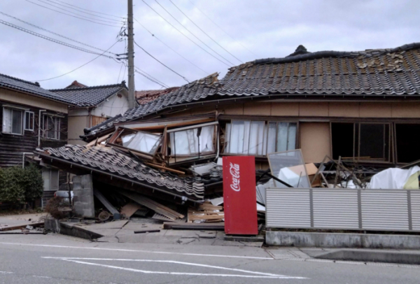 ▲새해 첫날인 1일 일본에서 최대 규모 7.6의 강진이 발생했다. 일본 기상청에 따르면 이날 오후 4시 6분께 일본 이시카와현 노토(能登) 반도 지역에서 규모 5.7의 지진이 관측된 것을 시작으로 주변 지역에서 오후 6시께까지 20여차례의 지진이 관측됐다.    특히 오후 4시 10분께 노토(能登) 반도 지역에서 발생한 지진은 규모가 최대 7.6에 달했으며 진원의 깊이는 매우 얕은 편인 것으로 추정됐다. (연합뉴스)