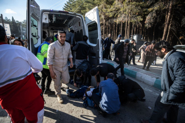 ▲3일(현지시간) 이란 혁명수비대 가셈 솔레이마니 사령관의 4주기 추모식에서 의문의 폭발 사고가 발생한 후 긴급구조대가 도착해 사상자를 싣고 있다. 테헤란/AFP연합뉴스