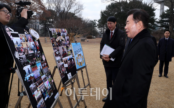 ▲김진표 국회의장이 4일 국회 사랑재에서 열린 신년 기자간담회에 앞서 본인의 2023년 활동 사진을 바라보고 있다. 고이란 기자 photoeran@