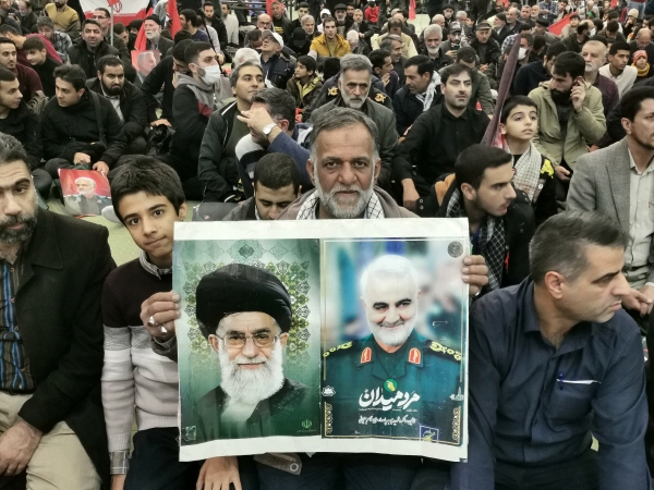 ▲가셈 솔레이마니 추모식에 참석한 시민이 3일(현지시간) 아야톨라 세예드 알리 하메네이 이란 최고지도자와 솔레이마니 사진을 들고 있다. 테헤란/AFP연합뉴스
