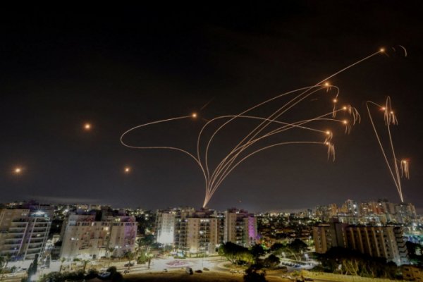 ▲이스라엘의 대공방어 요격 미사일 시스템 '아이언돔'이 지난해 10월 가자지구에서 발사된 로켓을 요격하고 있다.  (로이터/연합뉴스)