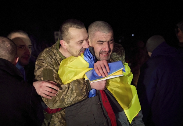 ▲우크라이나 군인이 3일(현지시간) 러시아에서 석방된 포로를 껴안고 있다. EPA연합뉴스
