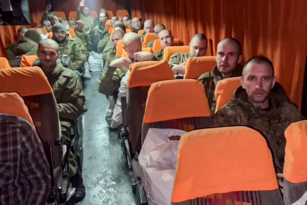 ▲우크라이나에서 풀려난 러시아 포로들이 3일(현지시간) 버스에 탑승해 있다. 타스연합뉴스

