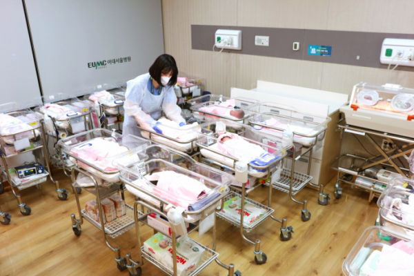 ▲이대서울병원 모아센터 신생아실에서 새해 태어난 아기들이 집중케어를 받는 모습. (사진제공=이대서울병원)
