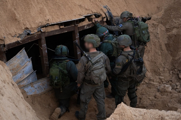 ▲이스라엘 병사들이 지난해 12월 17일(현지시간) 가자지구에서 발견한 하마스의 지하터널 안을 살펴보고 있다. 가자(팔레스타인)/신화연합뉴스 
