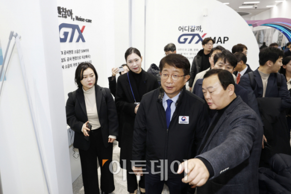 ▲박상우(가운데) 국토교통부 장관이 5일 서울 강남구 수서역에 마련된 GTX 홍보관을 살펴보고 있다. 조현호 기자 hyunho@