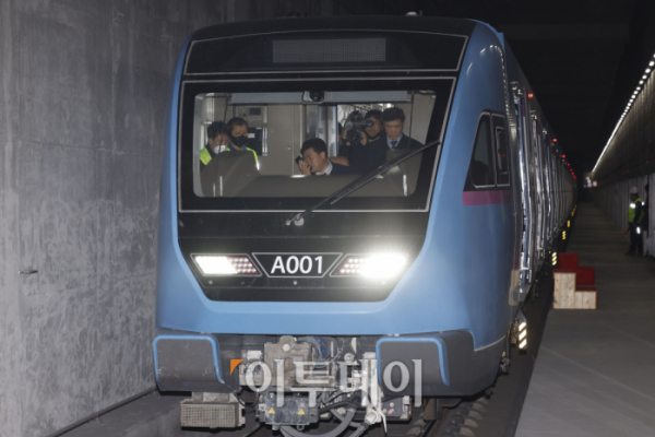 ▲5일 경기 화성시 GTX-A 동탄역 승강장에 열차가 들어오고 있다. 조현호 기자 hyunho@