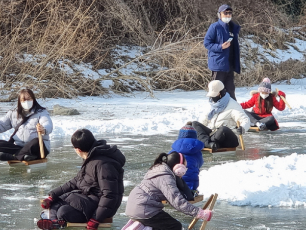 ▲난지한강공원에서 얼음썰매를 즐기고 있는 아이들의 모습. (자료제공=서울시)