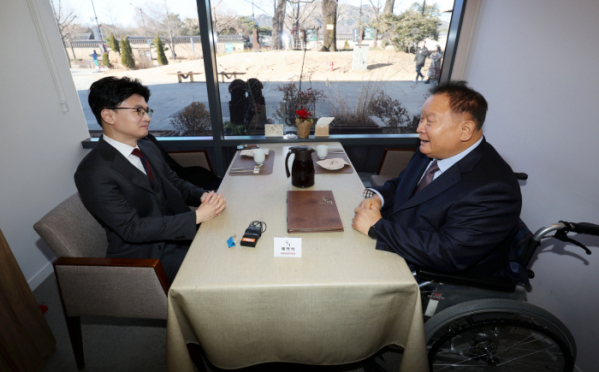 ▲한동훈(왼쪽) 국민의힘 비상대책위원장과 이상민 무소속 의원이 6일 서울 시내 한 식당에서 오찬 회동을 하고 있다. 뉴시스
