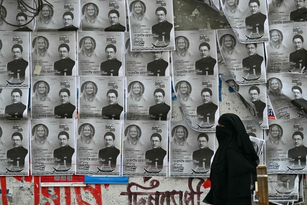 ▲7일(현지시간) 총선이 실시되는 방글라데시의 수도 다카에서 5일 한 여성이 선거 포스터 앞을 지나가고 있다. 다카/AFP연합뉴스
