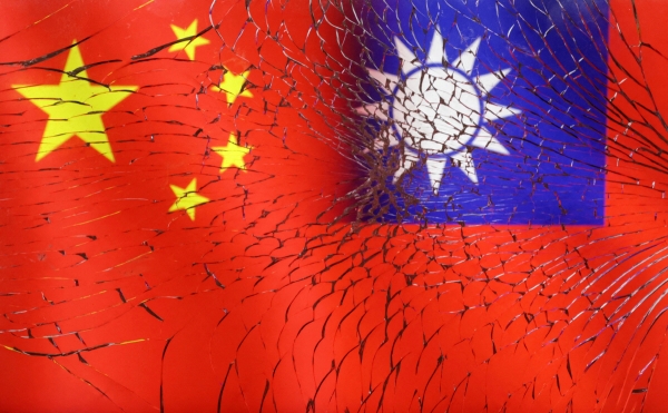 ▲깨진 유리 너머로 중국과 대만 국기가 겹쳐 보인다. 로이터연합뉴스

