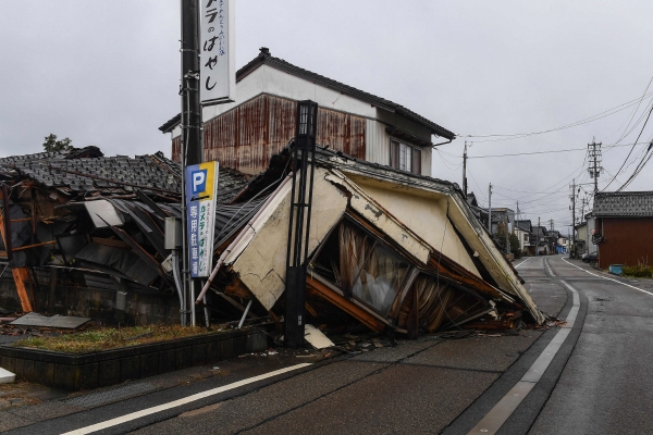 ▲일본 이시카와현에서 7일 지진으로 무너진 주택이 보인다. 이시카와(일본)/AFP연합뉴스
