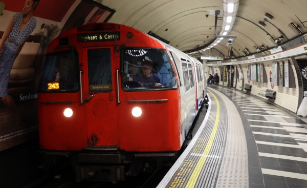 ▲영국 런던의 한 지하철역에 5일(현지시간) 기차가 들어오고 있다. 런던/EPA연합뉴스 
