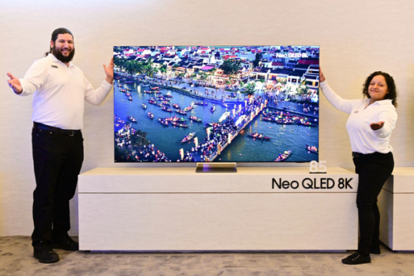 ▲삼성전자 모델이 7일(현지시간) 진행된 '삼성 퍼스트 룩 2024(Samsung First Look 2024)' 행사에서 '24년형 Neo QLED 8K를 소개하고 있는 모습 (자료제공=삼성전자)