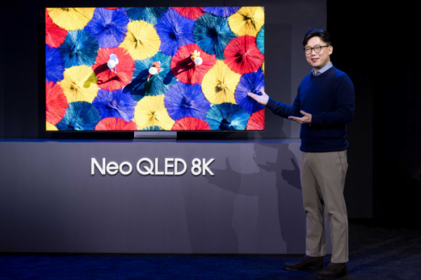 ▲용석우 삼성전자 영상디스플레이사업부장 사장이 7일(현지시간) 진행된 '삼성 퍼스트 룩 2024(Samsung First Look 2024)' 행사에서 '24년형 Neo QLED 8K를 소개하고 있다 (자료제공=삼성전자)