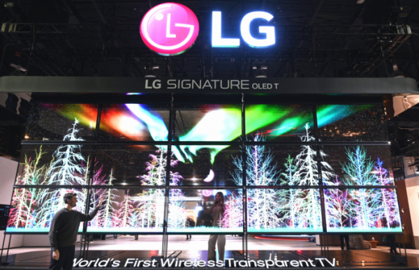 ▲CES 2024 LG전자 전시장 입구에 설치된 'LG 시그니처 올레드 T' 미디어 아트 (자료제공=LG전자)