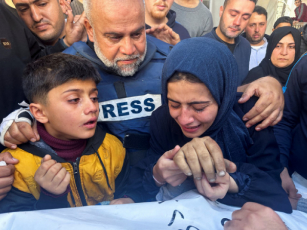 ▲와엘 알다흐두흐 알자지라 가자지구 지국장이 숨진 아들의 장례식에서 남은 가족을 위로하고 있다. 로이터연합뉴스