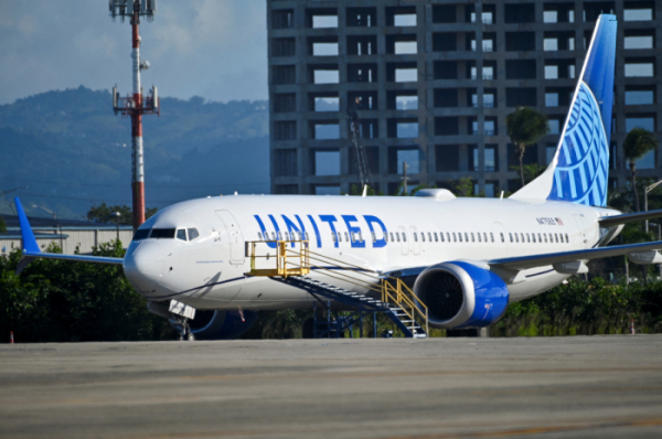 ▲7일(현지시간) 안전 점검을 받기 위해 유나이티드항공의 보잉 737 맥스9 기종이 지상에서 대기하고 있다. 로이터통신연합뉴스