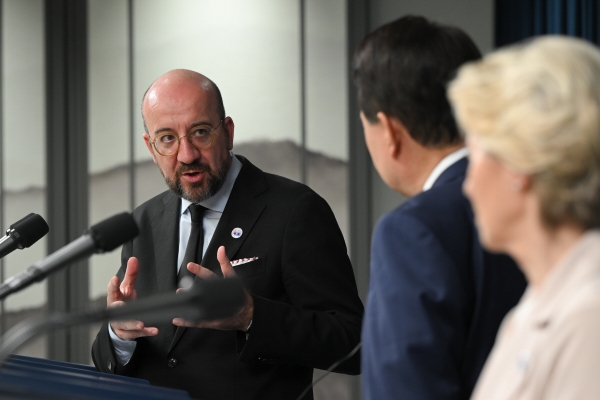 ▲샤를 미셸(왼쪽) 유럽연합(EU) 정상회의 상임의장이 지난해 5월 22일 서울 용산 대통령실 청사에서 열린 한-EU 공동언론발표에서 발언하고 있다. 뉴시스
