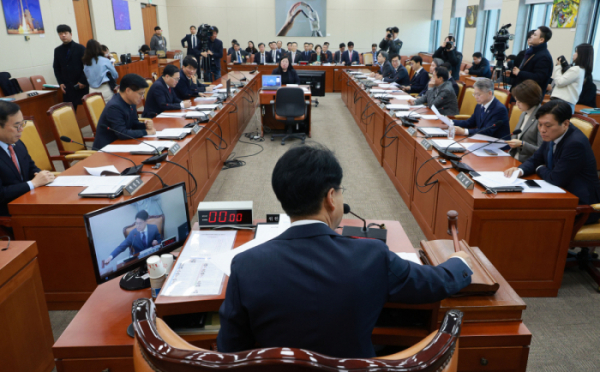 ▲<YONHAP PHOTO-2975> '한국형 나사' 우주항공청특별법 과방위 통과    (서울=연합뉴스) 한종찬 기자 = 장제원 과학기술정보방송통신위원회 위원장이 8일 오전 국회에서 열린 과학기술정보방송통신위원회 전체회의에서 의사봉을 두드리고 있다. 이날 회의에서는 윤석열 정부가 국정과제로 추진해 온 우주항공청특별법이 국회 과학기술방송통신위원회를 통과했다. 2024.1.8    saba@yna.co.kr/2024-01-08 11:39:03/<저작권자 ⓒ 1980-2024 ㈜연합뉴스. 무단 전재 재배포 금지.>