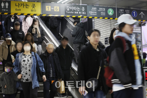 ▲서울 시내의 한 지하철 승강장에서 시민들이 발걸음을 옮기고 있다. (조현호 기자 hyunho@)
