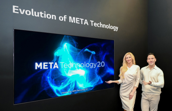 ▲LG디스플레이 모델이 8일(현지시간) CES 2024 개막을 앞둔 미국 라스베이거스에서 '메타 테크놀로지 2.0'이 적용된 OLED TV 패널 신제품을 소개하고 있다. (자료제공=LG디스플레이)