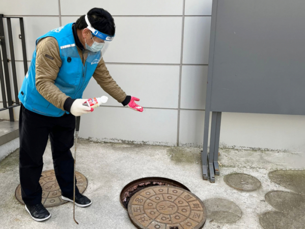 ▲모기 유충 구제 작업을 하는 강남구 방역기동반. (자료제공=강남구)