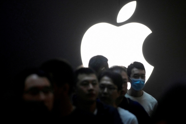 ▲중국 상하이 애플 매장에 지난해 9월 22일 고객들이 아이폰15를 기다리고 있다. 상하이(중국)/로이터연합뉴스
