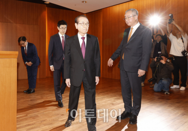 ▲윤세영(가운데) 태영그룹 창업 회장, 윤석민(왼쪽 두번째) 태영그룹 회장, 최금락 태영그룹 부회장 등 임원단이 9일 오전 9일 오전 서울 영등포구 태영건설 여의도사옥에서 태영건설 워크아웃 관련 입장문 발표를 마친 후 기자회견장을 나서고 있다. 조현호 기자 hyunho@