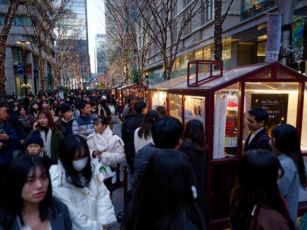 ▲도쿄역 인근에서 지난달 24일 시민들이 크리스마스 쇼핑을 하고 있다. 도쿄/신화뉴시스
