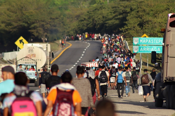 ▲지난해 12월 28일 멕시코의 에스쿠인틀라에서 수천 명이 긴 행렬을 이뤄 미국 국경을 향해 걸어가고 있다. 에스쿠인틀라(멕시코)/EPA연합뉴스
