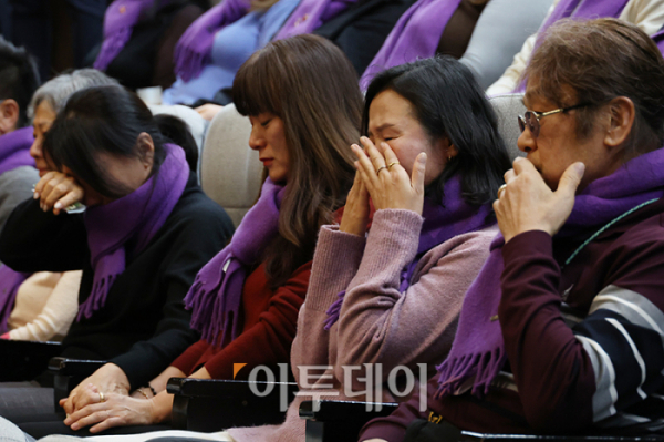 ▲이태원참사 유가족들이 9일 서울 여의도 국회에서 열린 본회의에서 10·29이태원참사 피해자 권리보장과 진상규명 및 재발방지를 위한 특별법안에 대한 수정안 표결을 앞두고 국민의힘이 퇴장하자 눈물 흘리고 있다. 고이란 기자 photoeran@