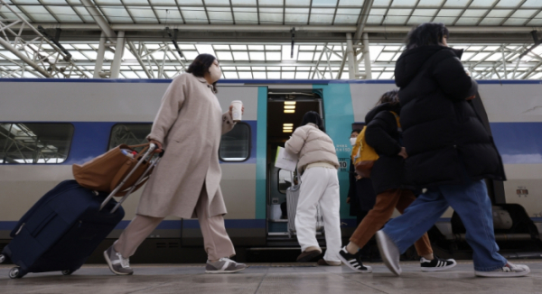 ▲서울 중구 서울역에서 귀향 시민들이 열차에 탑승하기 위해 발걸음을 옮기고 있다.  (조현호 기자 hyunho@)