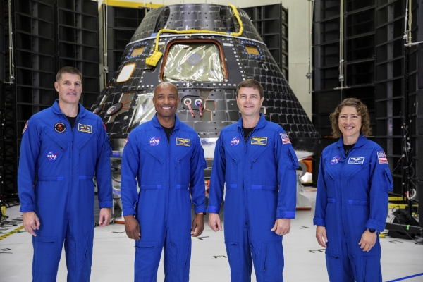 ▲아르테미스Ⅱ를 수행할 미국 항공우주국(NASA) 우주비행사들이 사진을 찍고 있다. 플로리다(미국)/AP연합뉴스
