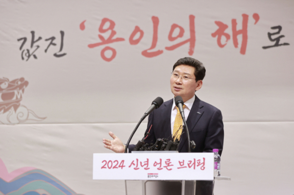 ▲이상일 용인특례시장이 10일 기흥ICT밸리에서 열린 신년 언론브리핑에서 용인반도체클러스터 입주협약 내용을 공개했다. (용인시)