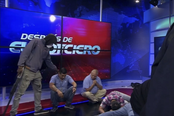 ▲에콰도르 과야킬의 한 생방송 스튜디오에서 9일(현지시간) 무장괴한들이 방송 관계자들을 억류하고 있다. 과야킬(에콰도르)/AP연합뉴스
