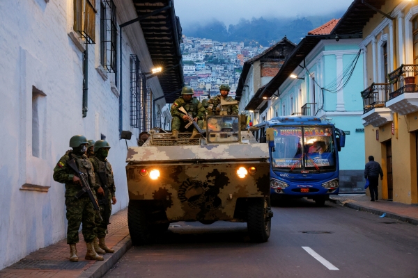 ▲에콰도르 키토에서 9일(현지시간) 군인들이 경계근무를 서고 있다. 키토/로이터연합뉴스
