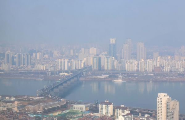 ▲중국발 스모그가 유입되면서 서쪽 지방을 중심으로 초미세먼지 농도가 ‘나쁨’ 수준을 보인 10일 서울 강남구 무역센터에서 바라본 도심이 뿌옇다. 신태현 기자 holjjak@