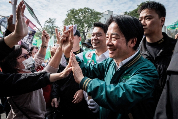 ▲라이칭더 대만 부총통이 8일 지지자들과 인사하고 있다. 가오슝(대만)/AFP연합뉴스
