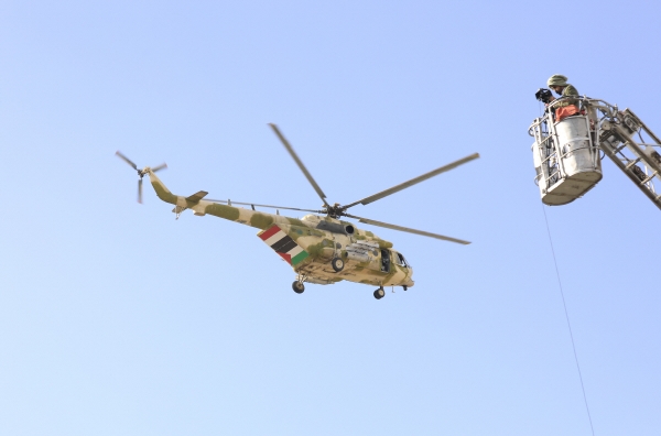 ▲5일(현지시간) 예멘 수도 사나에서 팔레스타인과 후티 반군이 운영하는 헬리콥터가 비행하고 있다. 사나/EPA연합뉴스
