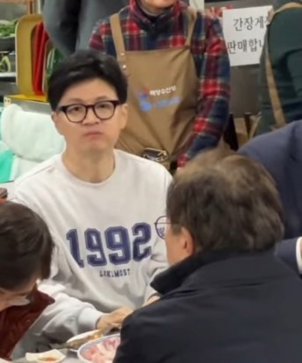 ▲한동훈 국민의힘 비상대책위원장의 티셔츠에 숫자 ‘1992’가 쓰여 있다. (출처=온라인 커뮤니티)
