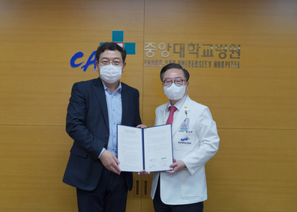 ▲
(왼쪽부터) 김경남 웨이센 대표와 권정택 중앙대병원 병원장이 협약서를 들고 기념촬영을 하고 있다. (사진제공=웨이센)