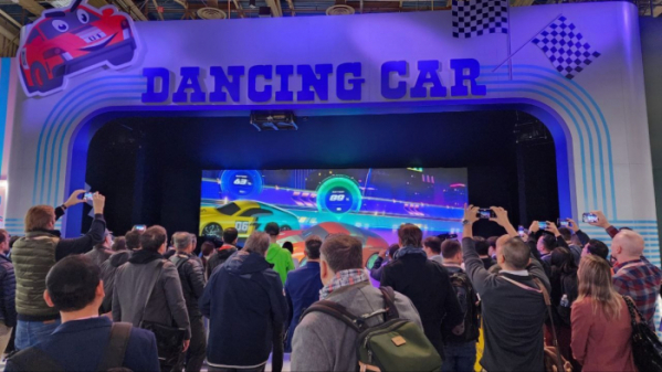 ▲12일(현지시간) 미국 네바다주 라스베이거스에서 폐막한 CES 2024의 SK그룹 통합 부스 ‘SK WONDERLAND'에서 관람객들이 SK그룹의 전기차 및 이차전지 솔루션 사업 경쟁력을 자동차 경주로 표현한 ’Dancing Car'를 관람하고 있다. (사진제공=SK)