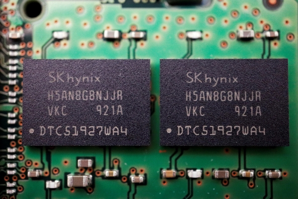 ▲SK하이닉스의 메모리 칩이 컴퓨터 회로 기판 위에 보인다. 
 (출처=로이터연합뉴스)