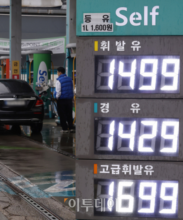 ▲국내 주유소 휘발유·경유 판매 가격이 14주째 하락세를 이어가고 있다. 한국석유공사 유가정보시스템 오피넷에 따르면 1월 둘째 주 전국 주유소 휘발유 평균 판매가격은 리터당 1570.2원으로 지난주보다 7.0원 하락했다. 경유 평균 판매 가격은 지난주 대비 9.5원 하락한 1482.6원으로 집계됐다. 14일 서울 시내의 한 주유소에 유가정보가 게시돼 있다. 조현호 기자 hyunho@